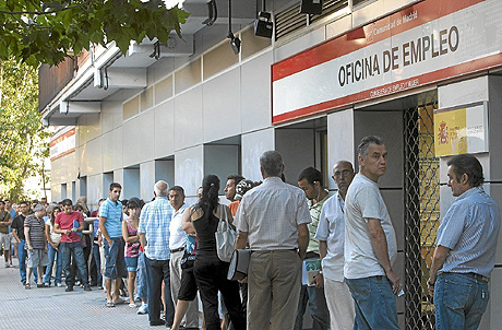 Decenas de parados hacen cola ante las oficinas del INEM por la ayuda de los 420 euros. | G. Arroyo