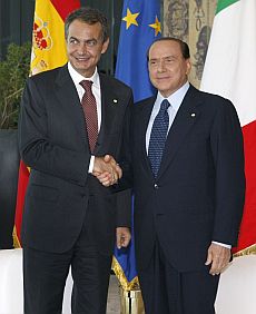 El primer ministro italiano, Silvio Berlusconi (dcha), saluda al presidente del Gobierno espaol. | Efe