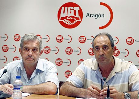 El secretario de UGT en la planta, Pedro Bona (d), y el secretario general de la Federacin de Metal y Construccin, Luis Tejedor. | Efe