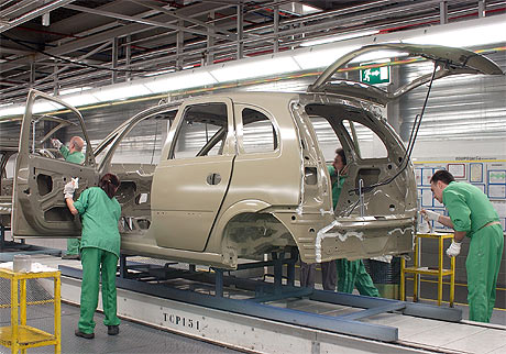Operarios de la factora de Figueruelas trabajan en el Opel Meriva. | EL MUNDO
