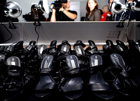 Zapatos de tacn expuestos antes de un desfile de moda en Nueva York. | EFE