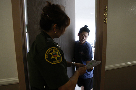 Una sheriff de California acude a un apartamento a realizar un embargo hipotecario. | Reuters