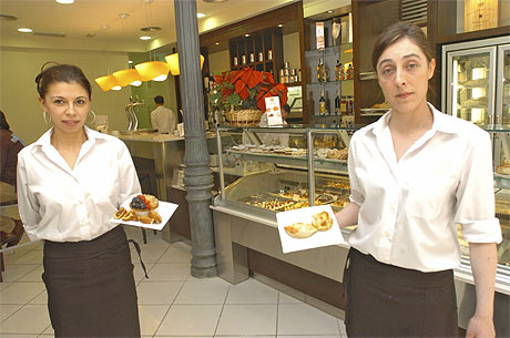 Camareras de una cafetera de Madrid. | Carlos Miralles