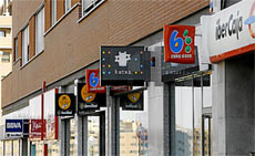 Varias sucursales bancarias en una calle de Madrid. | Antonio M. Xoubanova