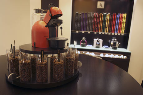 Una cafetera Krups presente en una tienda de Nespresso. | José Ayma