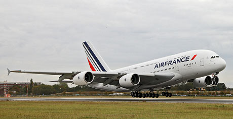 Despegue del primer A380 de la compañía. | elmundo.es
