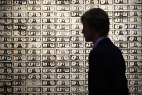 Una pintura de Andy Warhol con billetes de un dlar. | AP