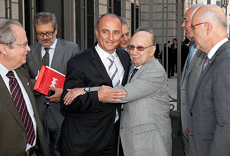 Miguel Sebastin (izq.), abrazado por Pere Llorens, presidente de la Confederacin Espaola del Comercio. | Uli de M. Povedano