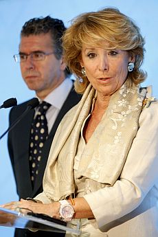 La presidenta del PP de Madrid Esperanza Aguirre, junto al secretario general del PP en la comunidad, Francisco Granados