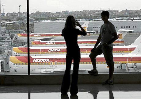 Aviones de Iberia en la T4 del aeropuerto de Barajas. | Javi Martnez