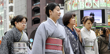 Mujeres vestidas con quimonos caminan por el barrio tokiota de Ginza. | Afp