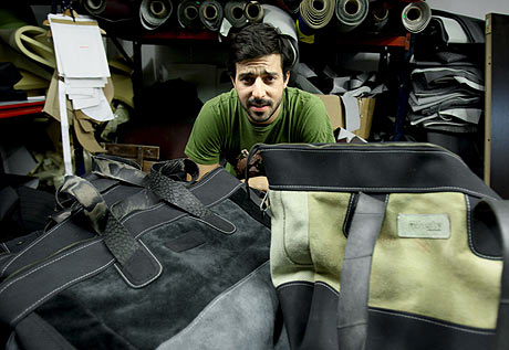 El joven cataln propietario de la empresa Waste, Benjamin Mordoh, en su taller. | Efe