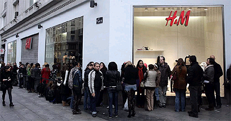 Colas el primer da de venta de la coleccin para H&M en Madrid. | Diego Sinova