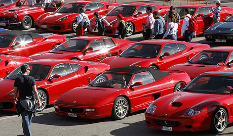 Un grupo de personas observa una exposicin de vehculos de Ferrari en el circuito de Cheste (Valencia). | Diego Tusn