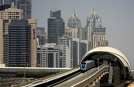 Una de las nuevas lneas de metro en Dubai. | Afp