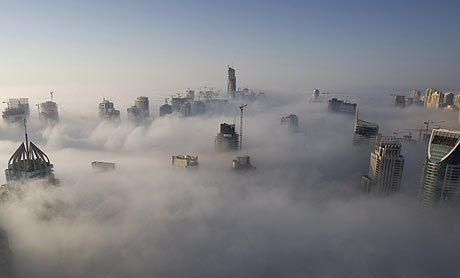Una fuerte niebla atraviesa las obras de la ciudad de Dubi. | Reuters