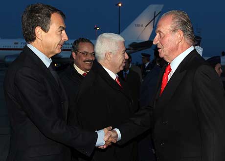Zapatero y el Rey se saludan en el aeropuerto de Lisboa en vsperas de la XIX Cumbre Iberoamericana de Estoril. | Efe