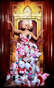 La cantante Lady Gaga posa con un traje realizado con peluches de Hello Kitty en su 35 aniversario. | ELMUNDO.es
