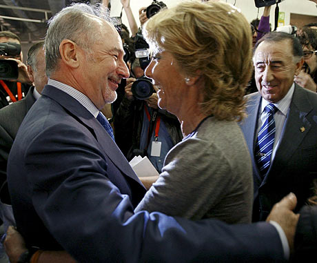 Rodrigo Rato, candidato a presidir Caja Madrid, y Esperanza Aguirre, presidenta de la Comunidad de Madrid, se abrazan en un acto pblico reciente. | Paco Campos (Efe)