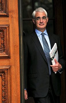 El ministro de Economa britnico, Alistair Darling, con el 'Pre-budget Report'. | Efe