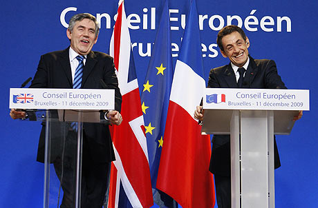 El primer ministro britnico, Gordon Brown, y el presidente del Gobierno francs, Nicols Sarkozy, durante la rueda de prensa conjunta celebrada tras la reunin de los lderes europeos, en Bruselas. | Reuters