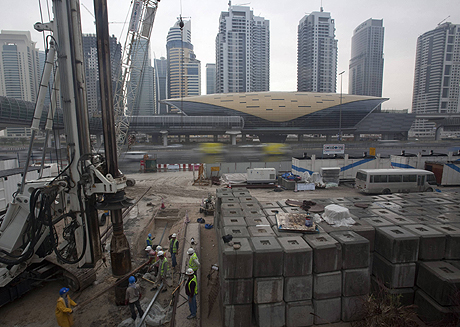 Una carretera en construccin en Dubai. | Reuters