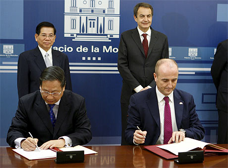 El presidente del Gobierno, Jos Luis Rodrguez Zapatero y el mandatario vietnamita, Nguyen Minh Triet, asisten a la firma del acuerdo. | Efe