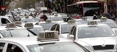 Decenas de taxistas protestan en Madrid. | Efe