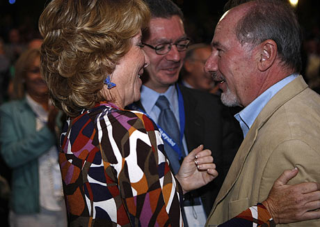 Esperanza Aguirre y Alberto Ruz-Gallardn saludan a Rodrigo Rato en un congreso del PP celebrado el ao pasado. | Javi Martnez