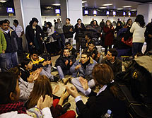 Los afectados protestan en el aeropuerto madrileo. | Reuters