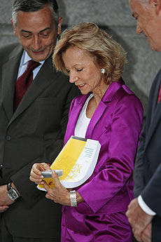 El secretario de Estado de Hacienda, Carlos Ocaa, junto a la ministra de Economa, Elena Salgado, en septiembre, durante la presentacin de los Presupuestos Generales del Estado de 2010. | Alberto Cullar.