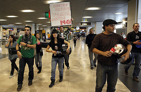 Pasajeros de Air Comet protestaban en el aeropuerto de Barajas el da de Navidad ante el cierre de la compaa, Madrid. | Antonio Heredia