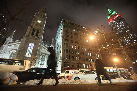 Imagen de Nueva York en Nochebuena, con el Empire State Building con colores navideos. | Afp