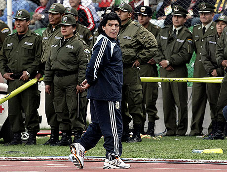 Maradona, durante un partido de la seleccin argentina frente a Bolivia. | Reuters
