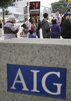 Protestas ante la sede de la aseguradora en Los ngeles por el dinero que el Gobieno ha inyectado. | Reuters