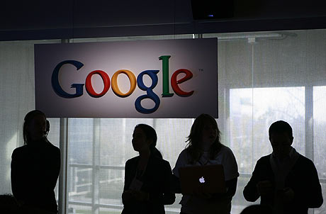 Varias personas esperan antes de la presentacin del 'Nexus One', el mvil de Google. | Reuters