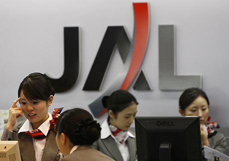Varios trabajadores de JAL en el aeropuerto de Tokio. | Reuters