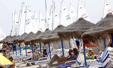 Varios turistas, en la valenciana playa de El Saler. | Vicente Bosch