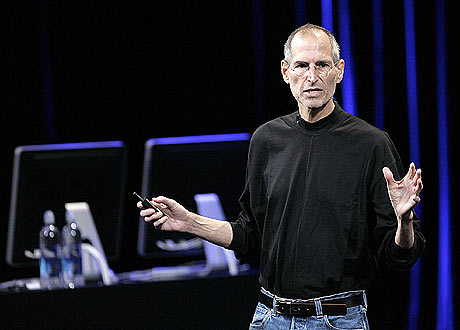 El presidente de Apple, Steve Jobs, aspira que el sector d el salto definitivo al mundo digital con su 'tableta'. | AP