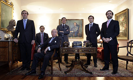 El empresario José María Ruíz Mateos posa en su domicilio acompañado de algunos de sus hijos. | Antonio Heredia