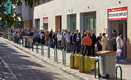 Una cola de desempleados en una oficina de empleo en Madrid. | Ap
