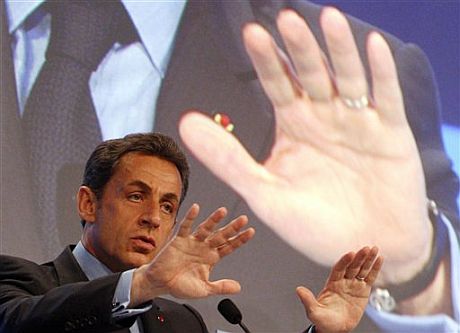 Sarkozy gesticula durante la pronunciacin del discurso de apertura del Foro. |AP