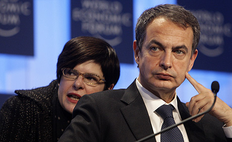 Una traductora ayuda a Zapatero antes de recibir los cascos. | AP