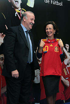El entrenador de la seleccin, Vicente del Bosque, junto a la presidenta de Banesto, Ana Patricia Botn. | Begoa Rivas