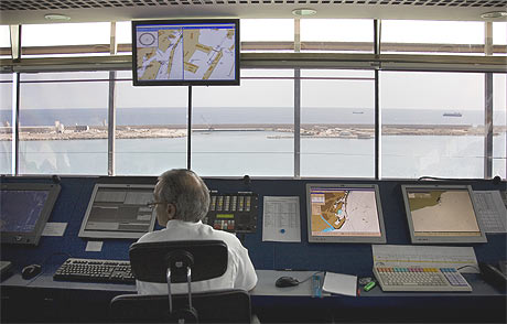 Un controlador en una torre de control del aeropuerto de El Prat. | Santi Cogolludo