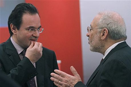 El Nobel de Economa Joseph Stiglitz charla con George Papaconstantinou tras su conferencia en Atenas. | AP