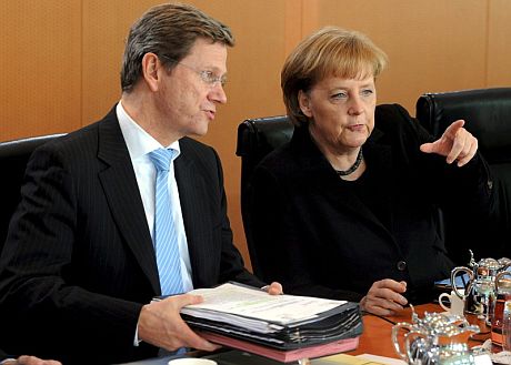 La canciller alemana, Angela Merkel (d), coversa con su ministro de Exteriores, Guido Westerwelle. | Efe