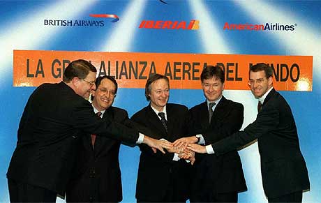 Directivos de las tres aerolneas junto con Josep Piqu, ministro de Industria en 1999. | Efe