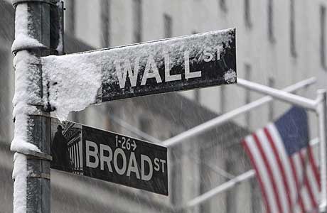 La nieve cubre las calles de Wall Street. | Reuters