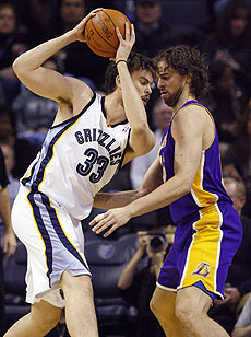 Los hermanos Marc (izda.) y Pau Gasol, en un partido entre Los Angeles Lakers y Memphis Grizzlies, el pasado 1 de febrero, Tennessee. | Reuters